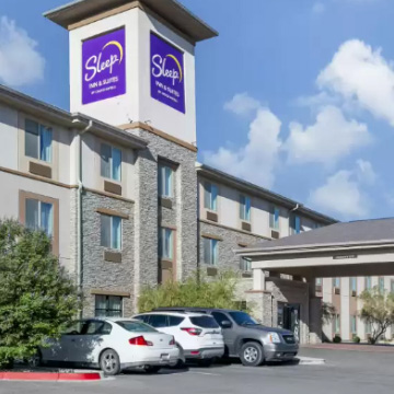 Does Sleep Inn & Suites Hotel offer parking?