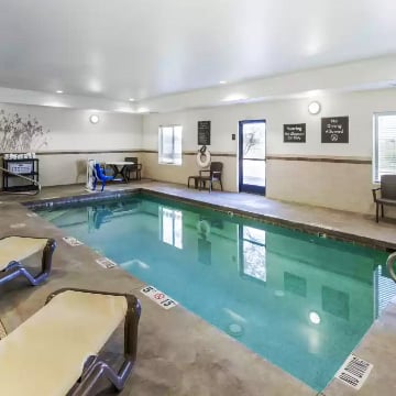 Does the Sleep Inn & Suites hotel in Carlsbad, NM, have a pool?